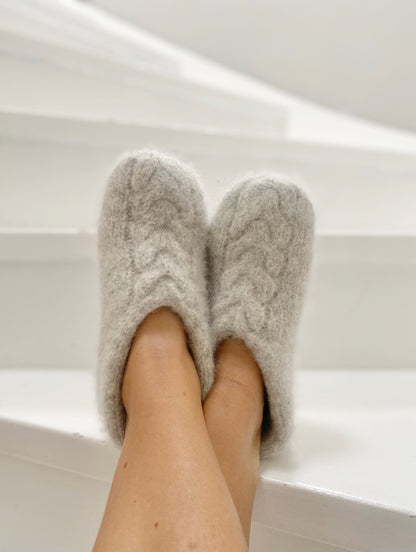Heartshaped Slippers – Tykke, tovede tøfler med flettemønster