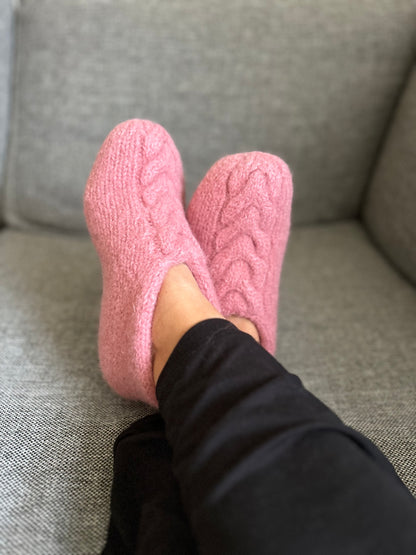 Heartshaped Slippers – Tykke, tovede tøfler med flettemønster
