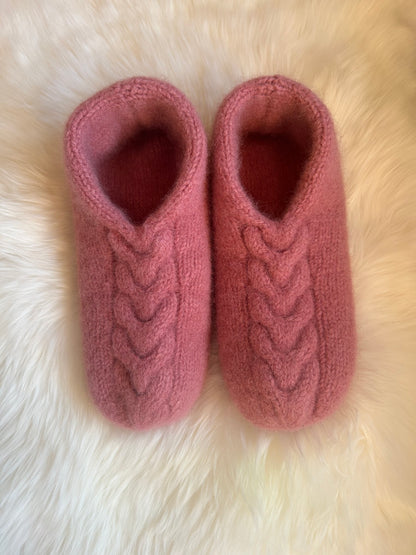 Heartshaped Slippers – Tykke, tovede tøfler med flettemønster