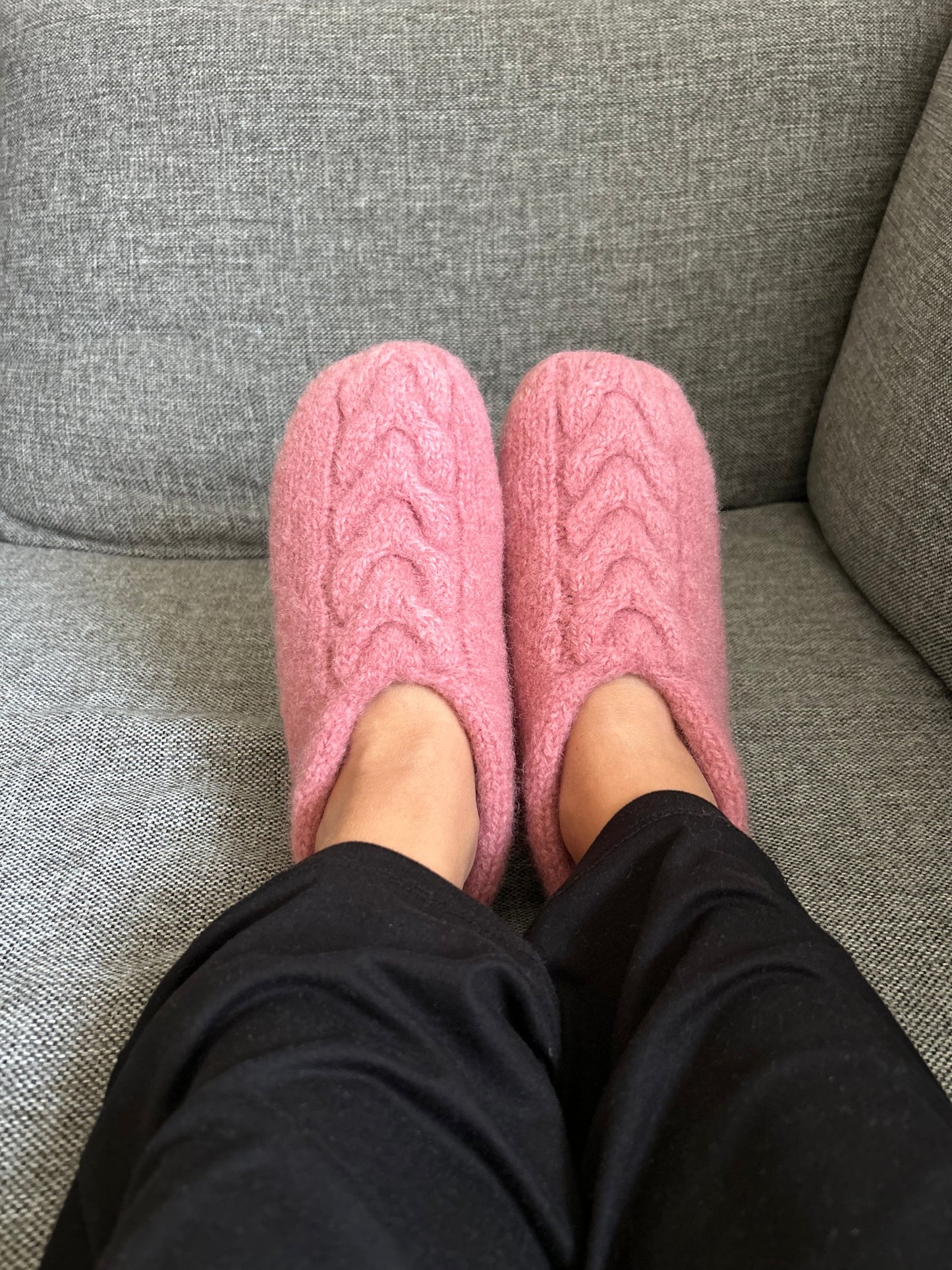 Heartshaped Slippers – Tykke, tovede tøfler med flettemønster