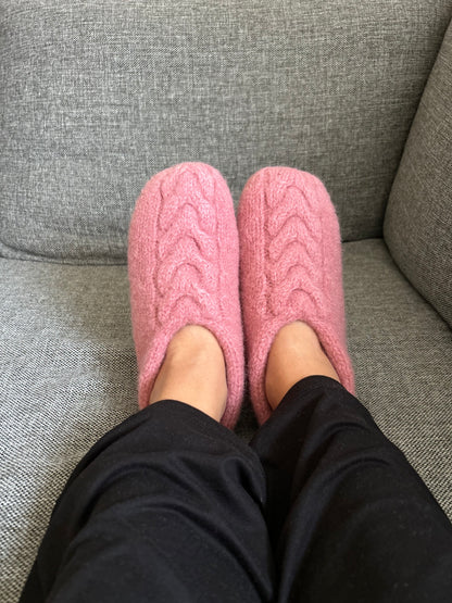 Heartshaped Slippers – Tykke, tovede tøfler med flettemønster