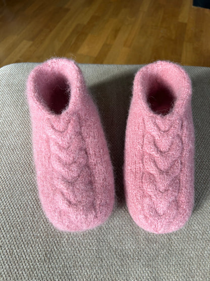 Heartshaped Slippers – Tykke, tovede tøfler med flettemønster
