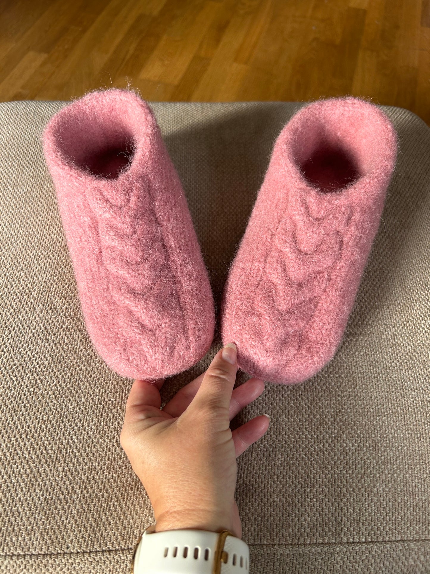 Heartshaped Slippers – Tykke, tovede tøfler med flettemønster