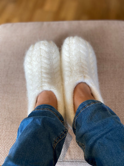 Airy Slippers – Luftige, tovede tøfler med flettepanel