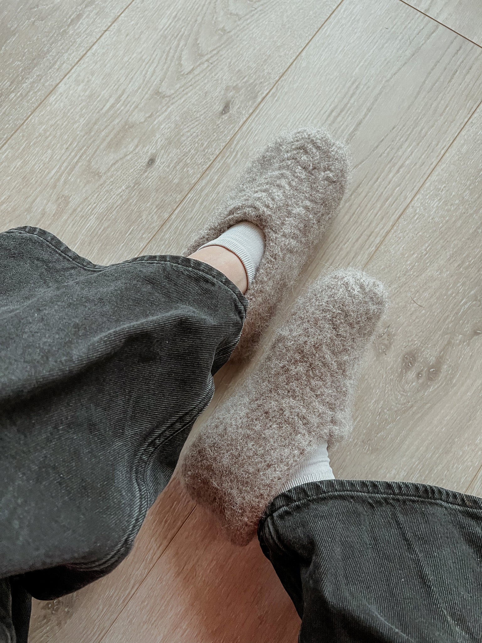 Airy Slippers – Luftige, tovede tøfler med flettepanel