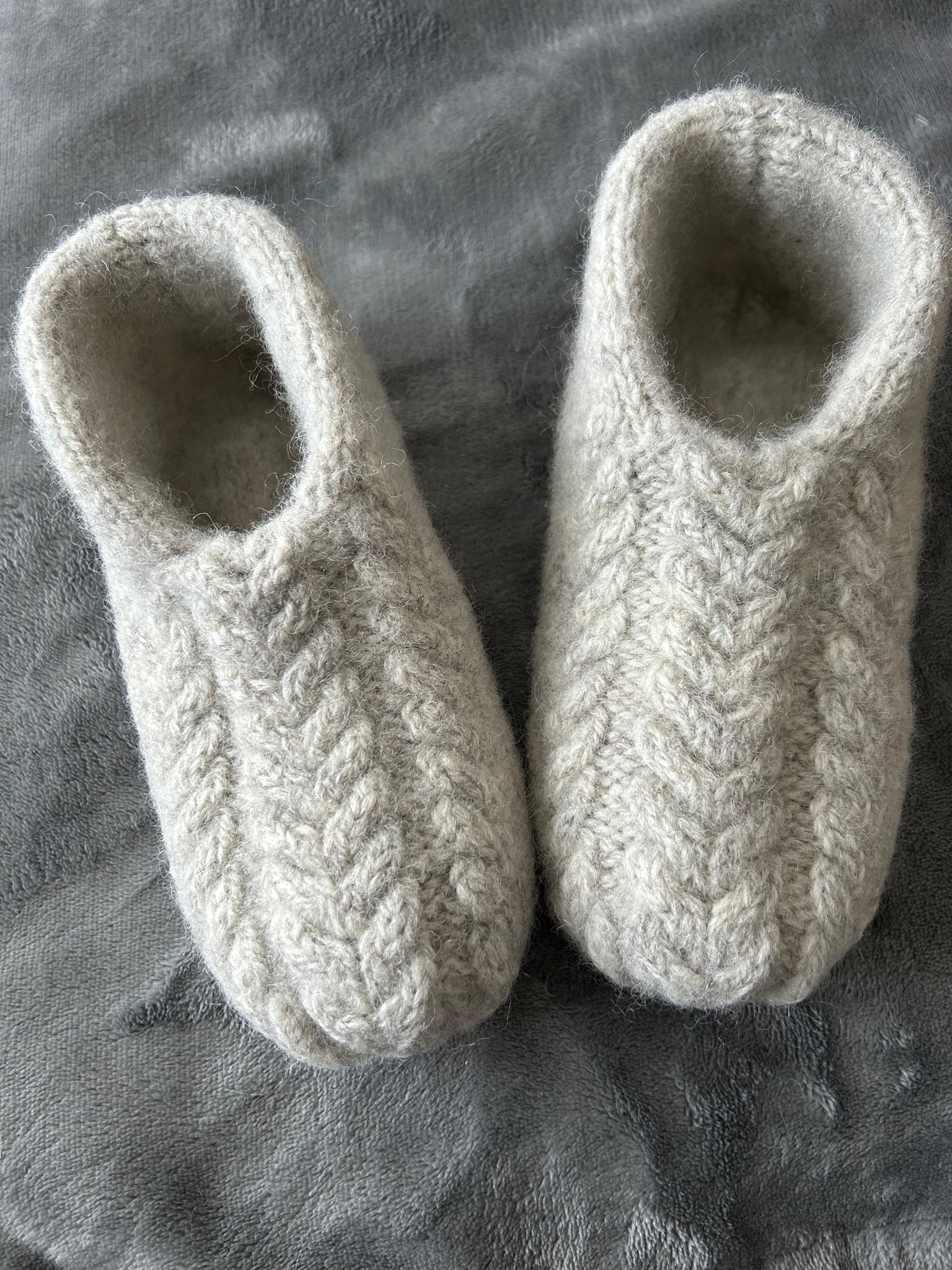 Airy Slippers – Luftige, tovede tøfler med flettepanel