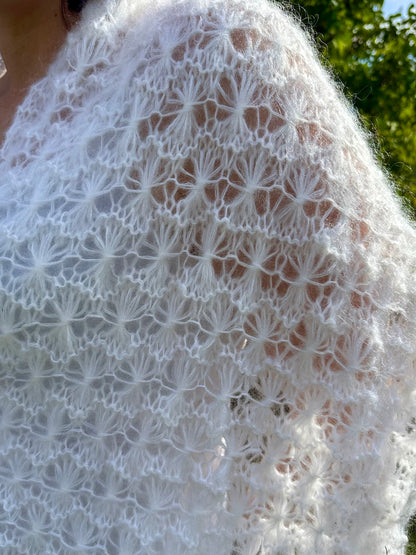Flowers Snow Skjerf - Lunt og lett skjerf i blomsterstrikk