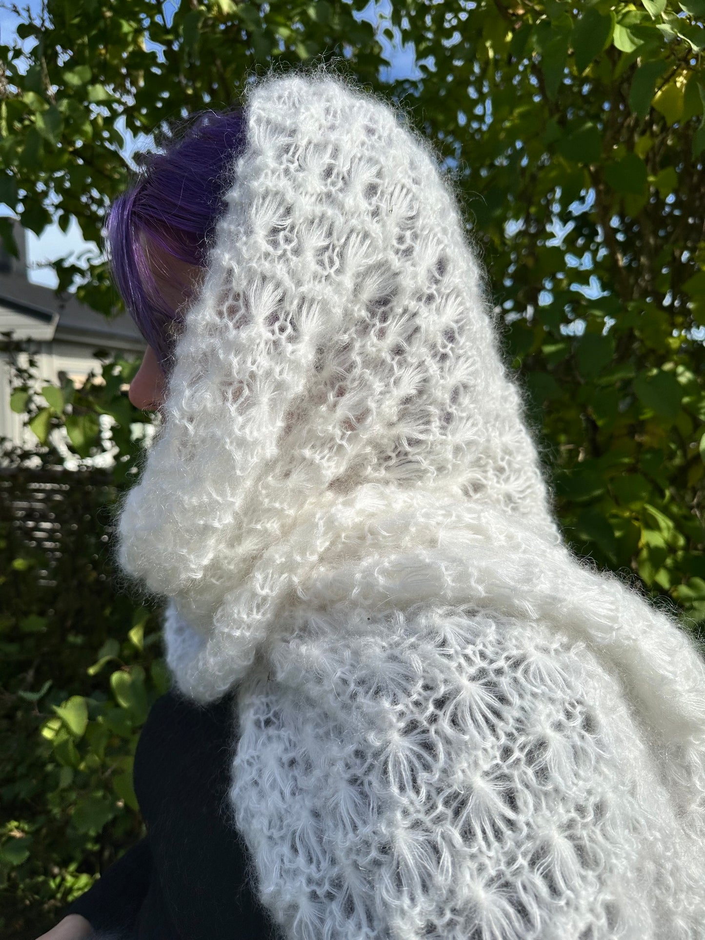 Flowers Snow Skjerf - Lunt og lett skjerf i blomsterstrikk