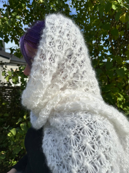 Flowers Snow Skjerf - Lunt og lett skjerf i blomsterstrikk