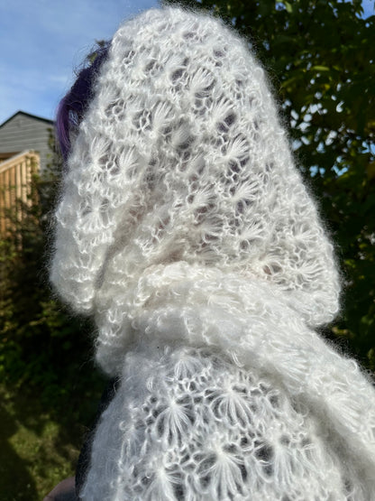 Flowers Snow Skjerf - Lunt og lett skjerf i blomsterstrikk