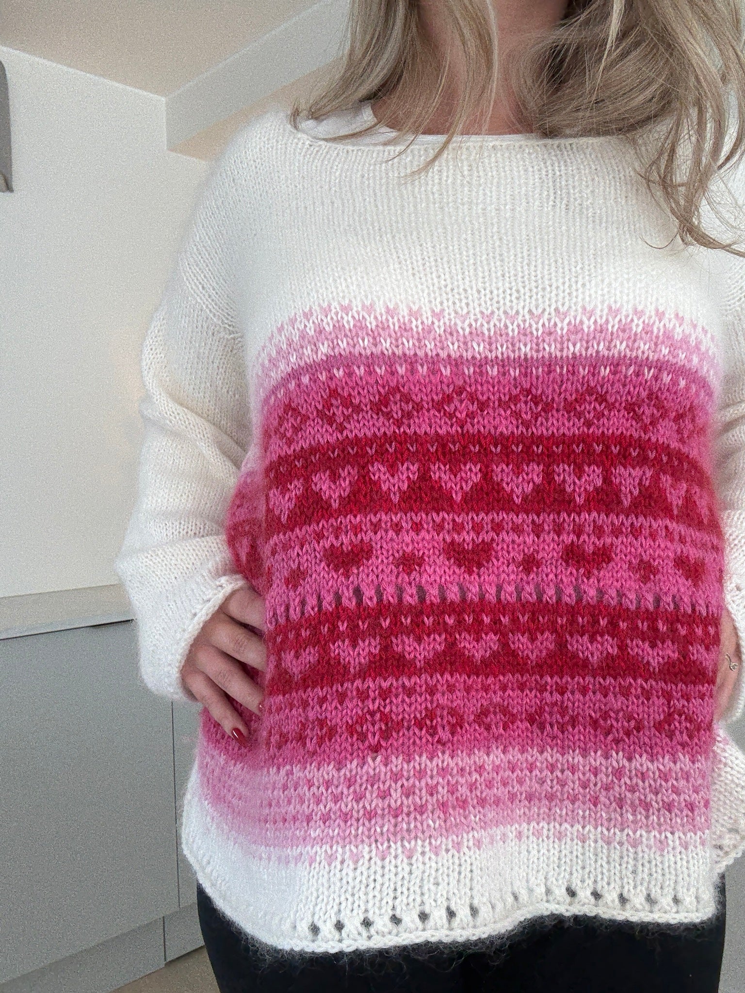 Hjertevarm – Oversized genser med feminine detaljer