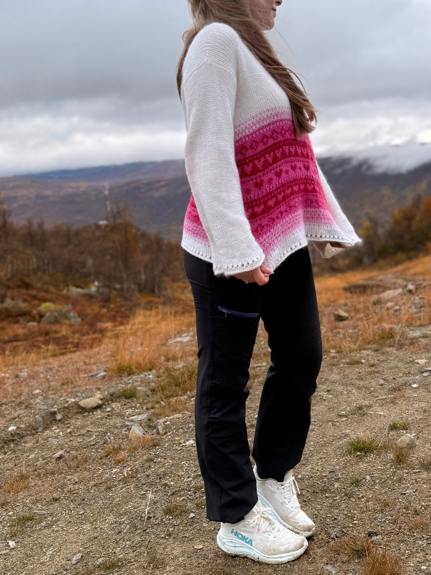Hjertevarm – Oversized genser med feminine detaljer