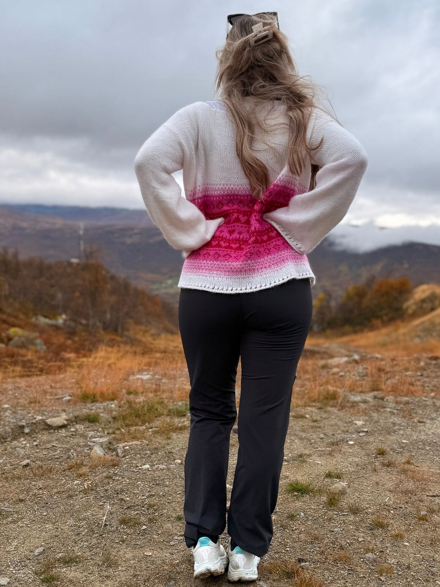 Hjertevarm – Oversized genser med feminine detaljer