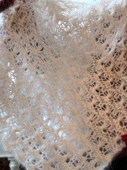 Flowers Snow Skjerf - Lunt og lett skjerf i blomsterstrikk