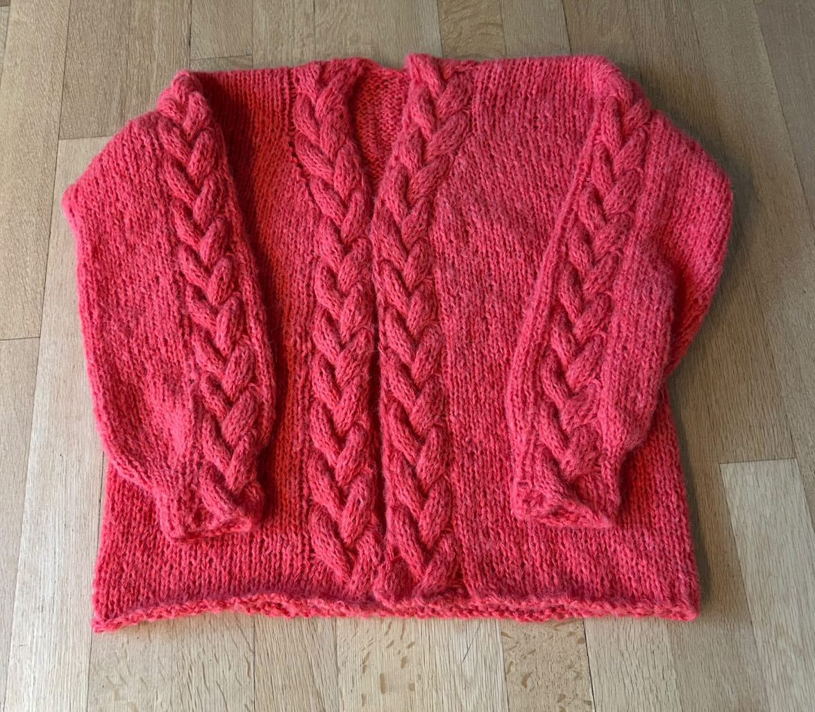 Snuggles Cable Cardigan – Chunky cardigan med flettedetaljer