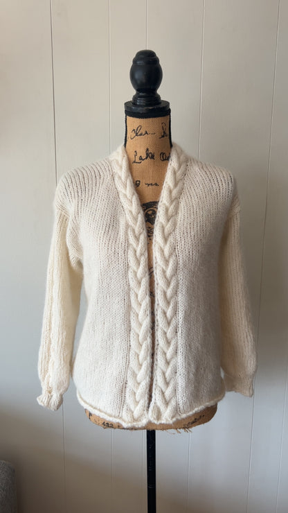 Snuggles Cable Cardigan – Chunky cardigan med flettedetaljer