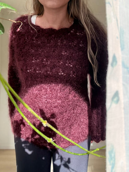 Autumn Flowers – Løs og romantisk genser i blomsterstrikk