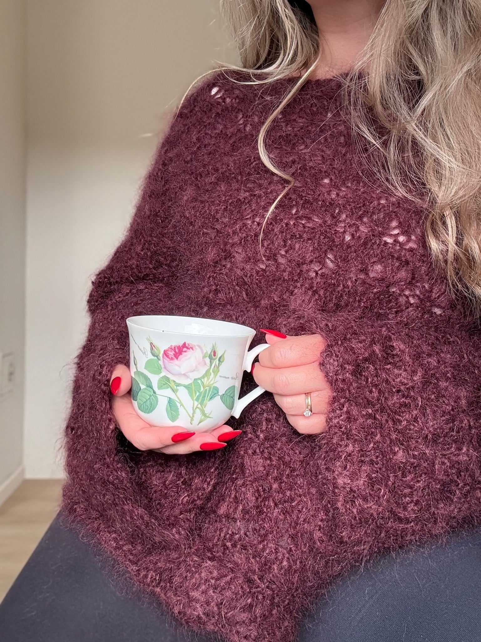 Autumn Flowers – Løs og romantisk genser i blomsterstrikk