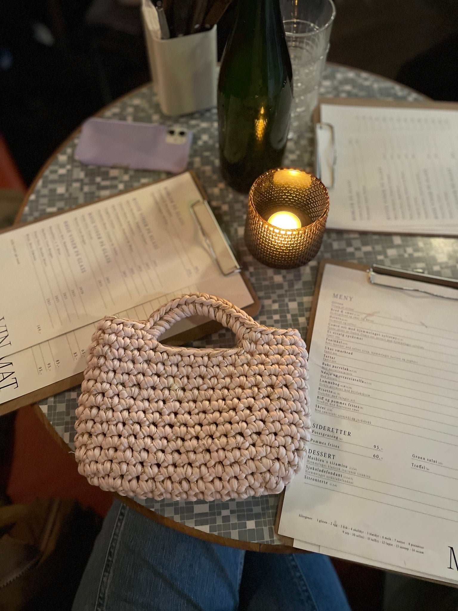 Champagneveska – glitter og glam på heklenåla