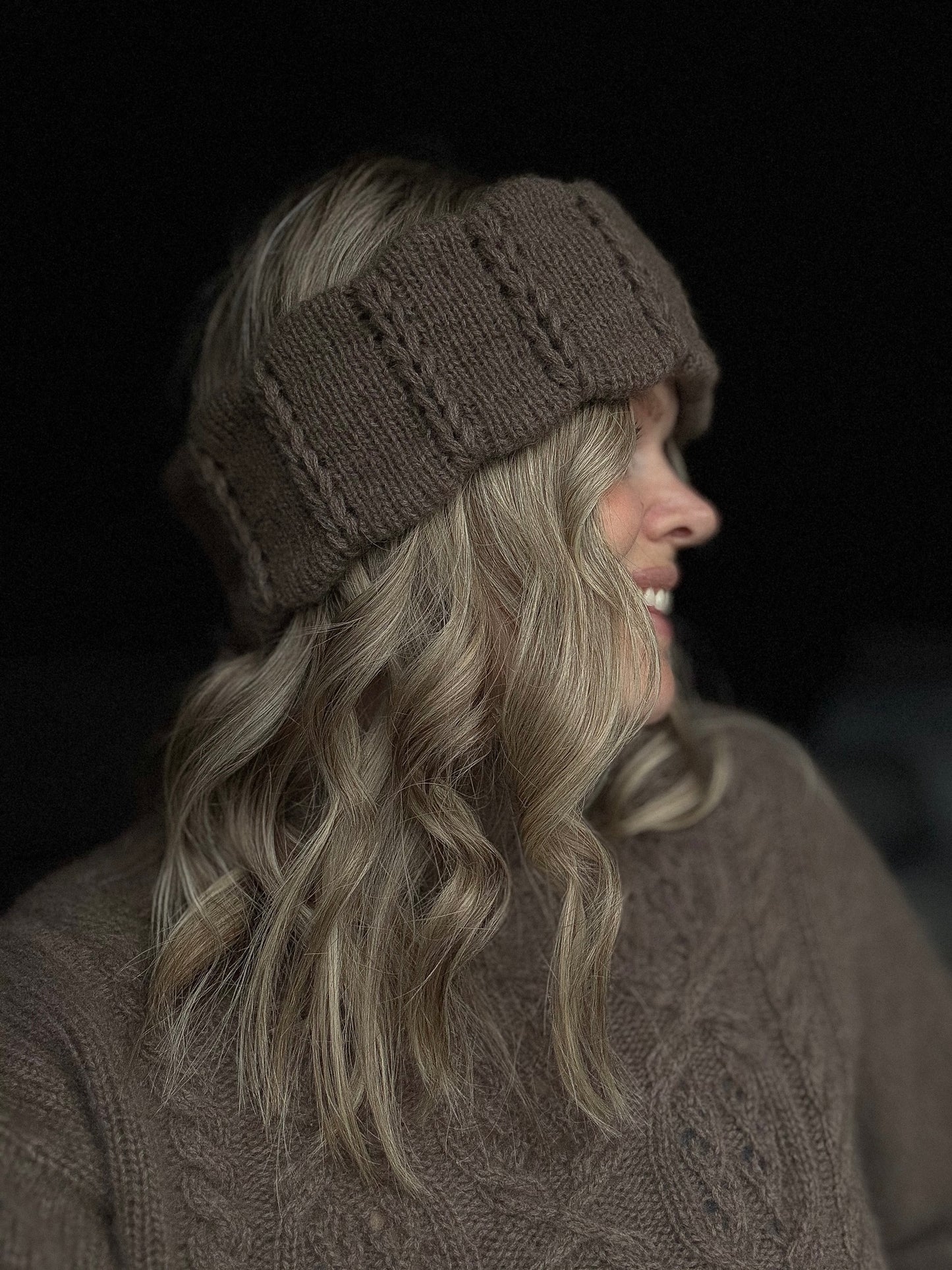 Yara twist – Strikket pannebånd med heklet flette