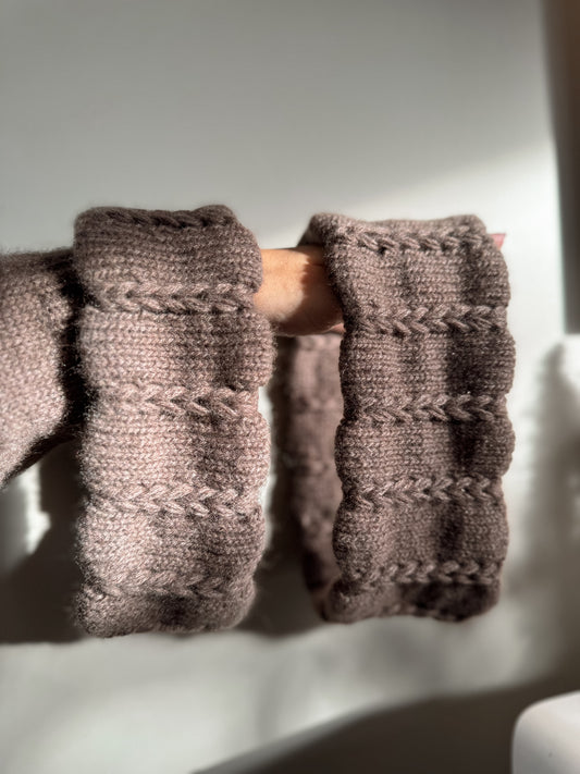 Yara twist – Strikket pannebånd med heklet flette