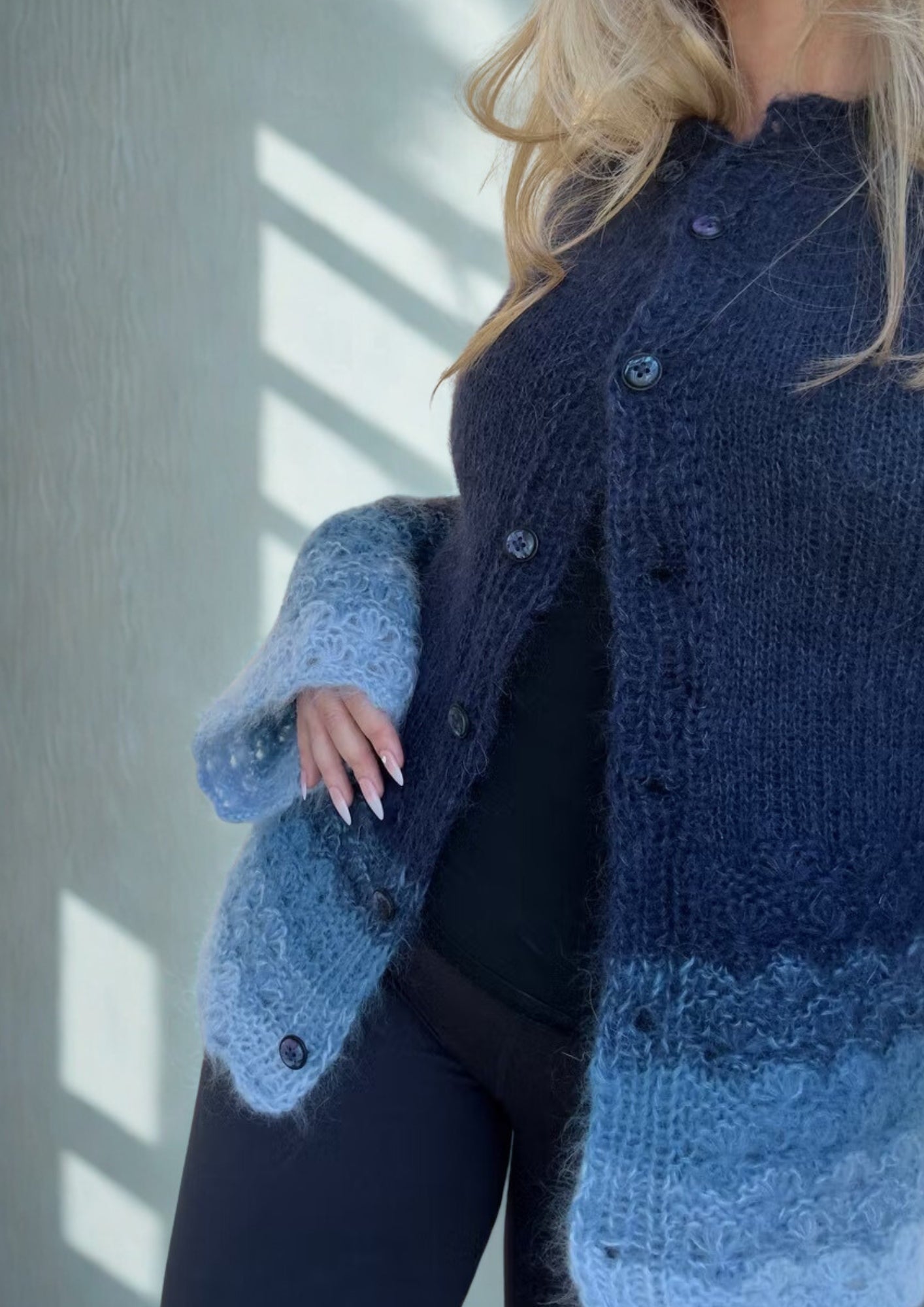 Midnight Flowers – Lun og lett cardigan med blomsterdetaljer i mohair og silke