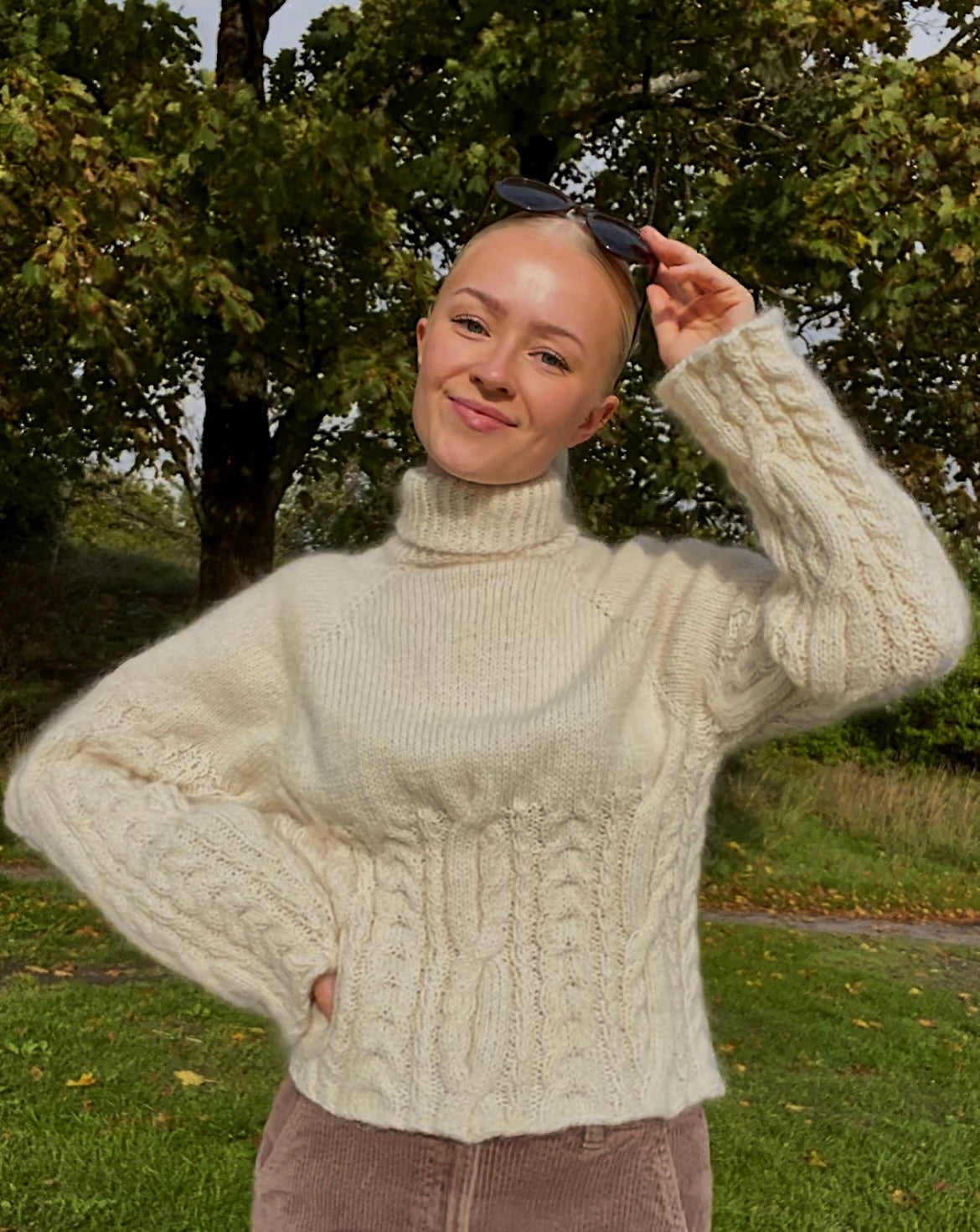 Løvbris – Elegant og feminin genser med vakre flettedetaljer