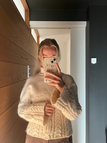 Løvbris – Elegant og feminin genser med vakre flettedetaljer