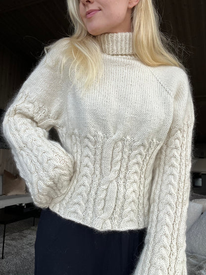 Løvbris – Elegant og feminin genser med vakre flettedetaljer