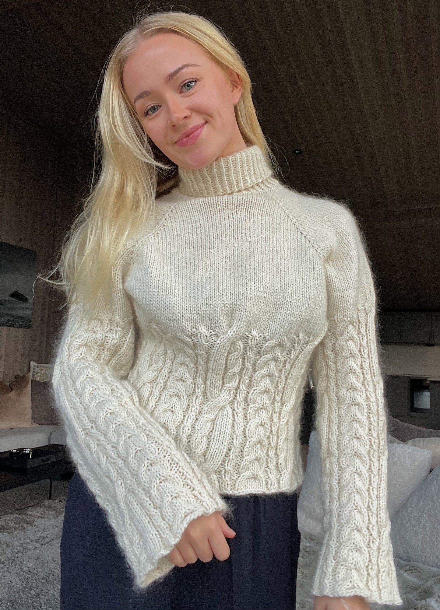 Løvbris – Elegant og feminin genser med vakre flettedetaljer
