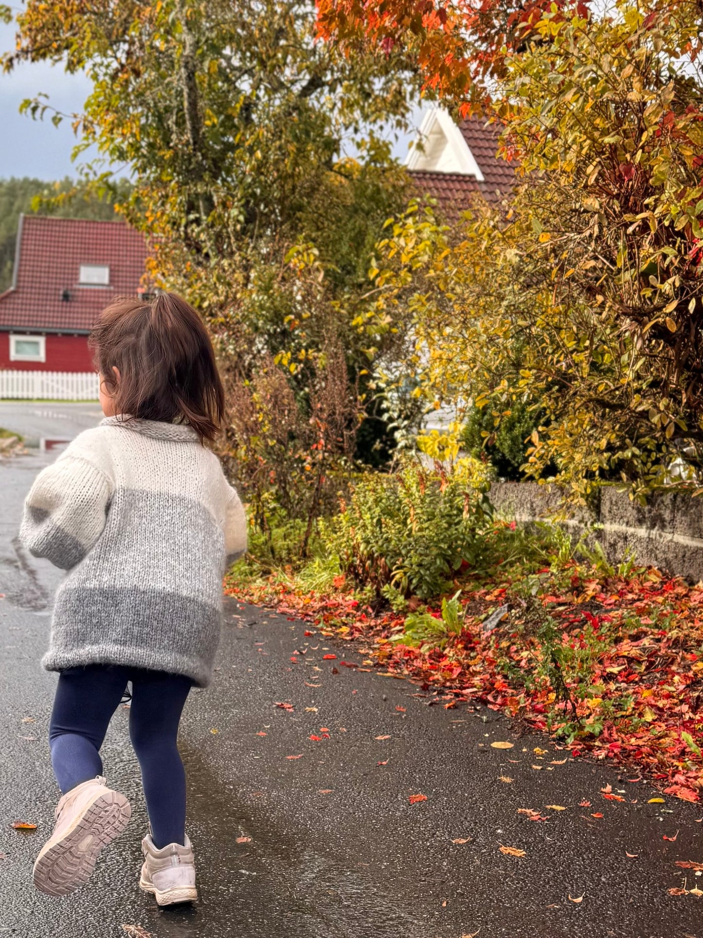 Signes genser – Myk og fargerik barnegenser i Puno-garn