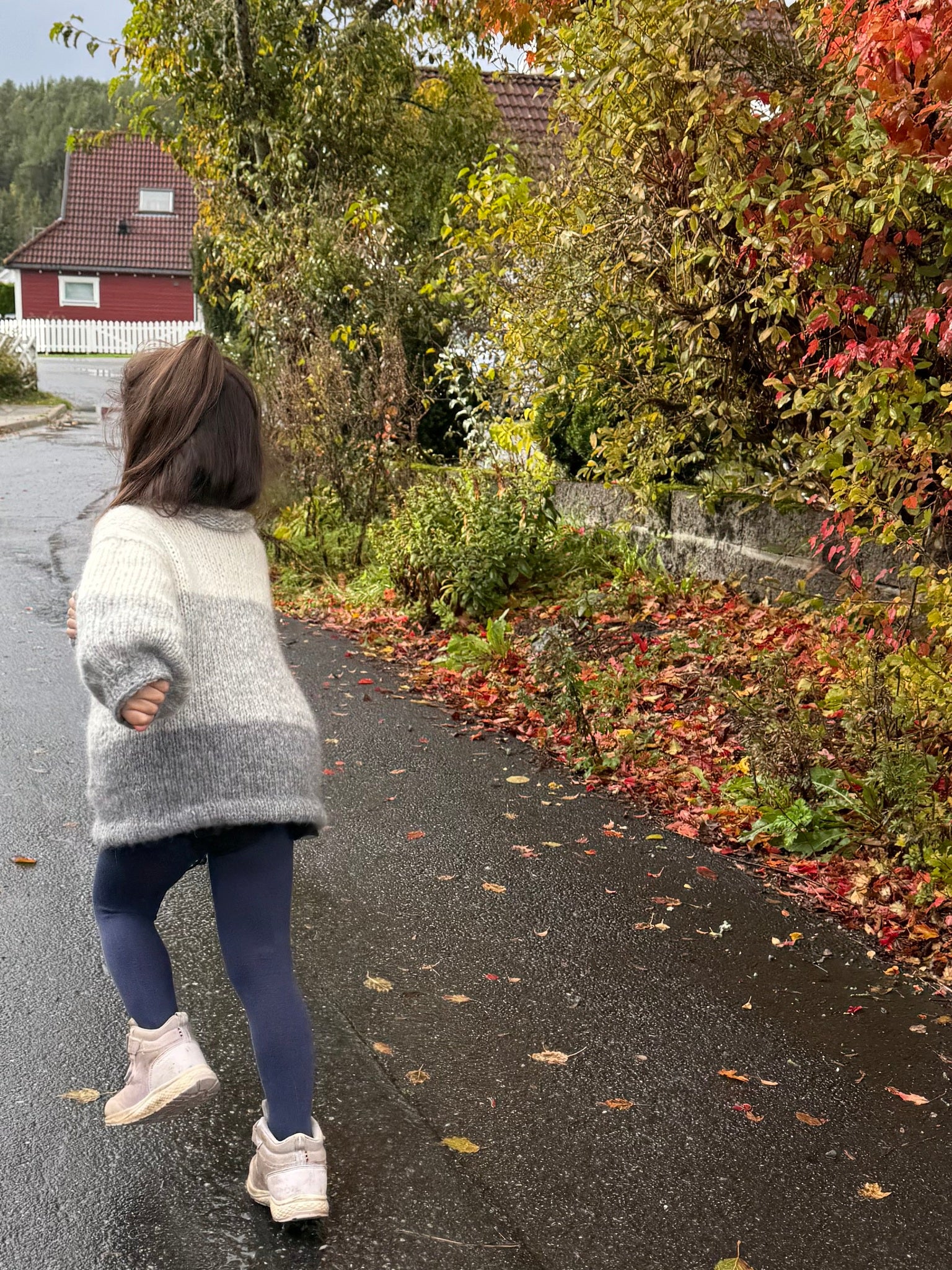 Signes genser – Myk og fargerik barnegenser i Puno-garn