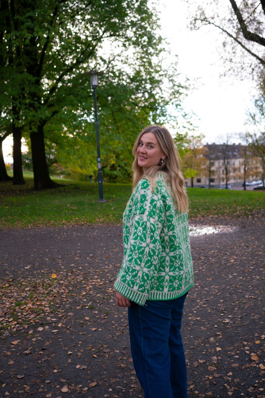 Vildblomst Sweater – Blomstrende strikkegenser i to farger