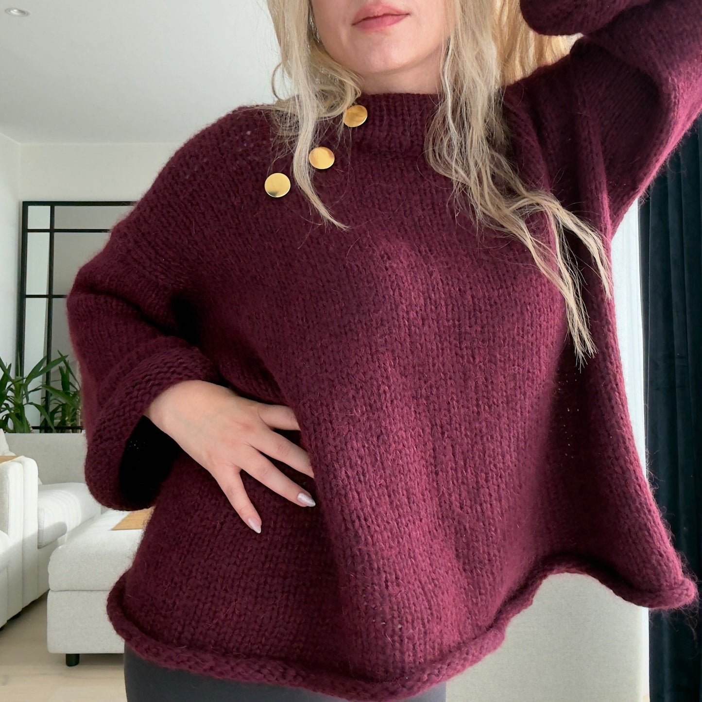 Basic B – Oversized enkel strikkegenser med gullknapper