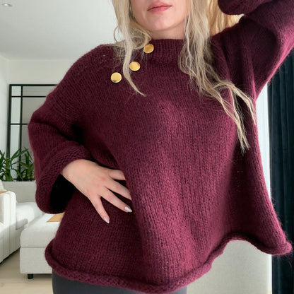 Basic B – Oversized enkel strikkegenser med gullknapper