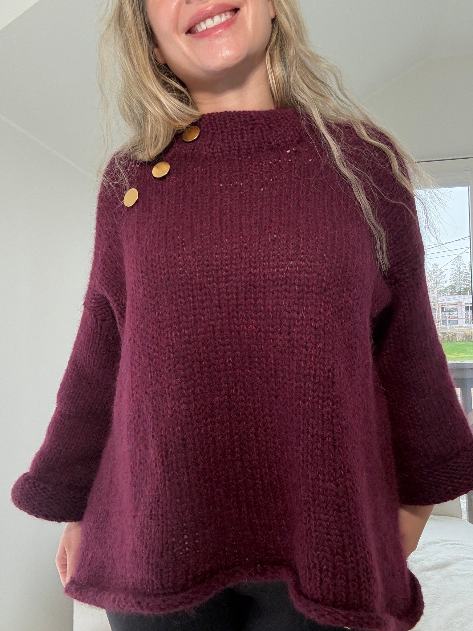 Basic B – Oversized enkel strikkegenser med gullknapper