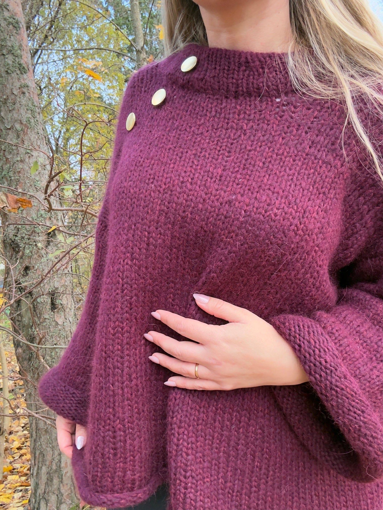 Basic B – Oversized enkel strikkegenser med gullknapper