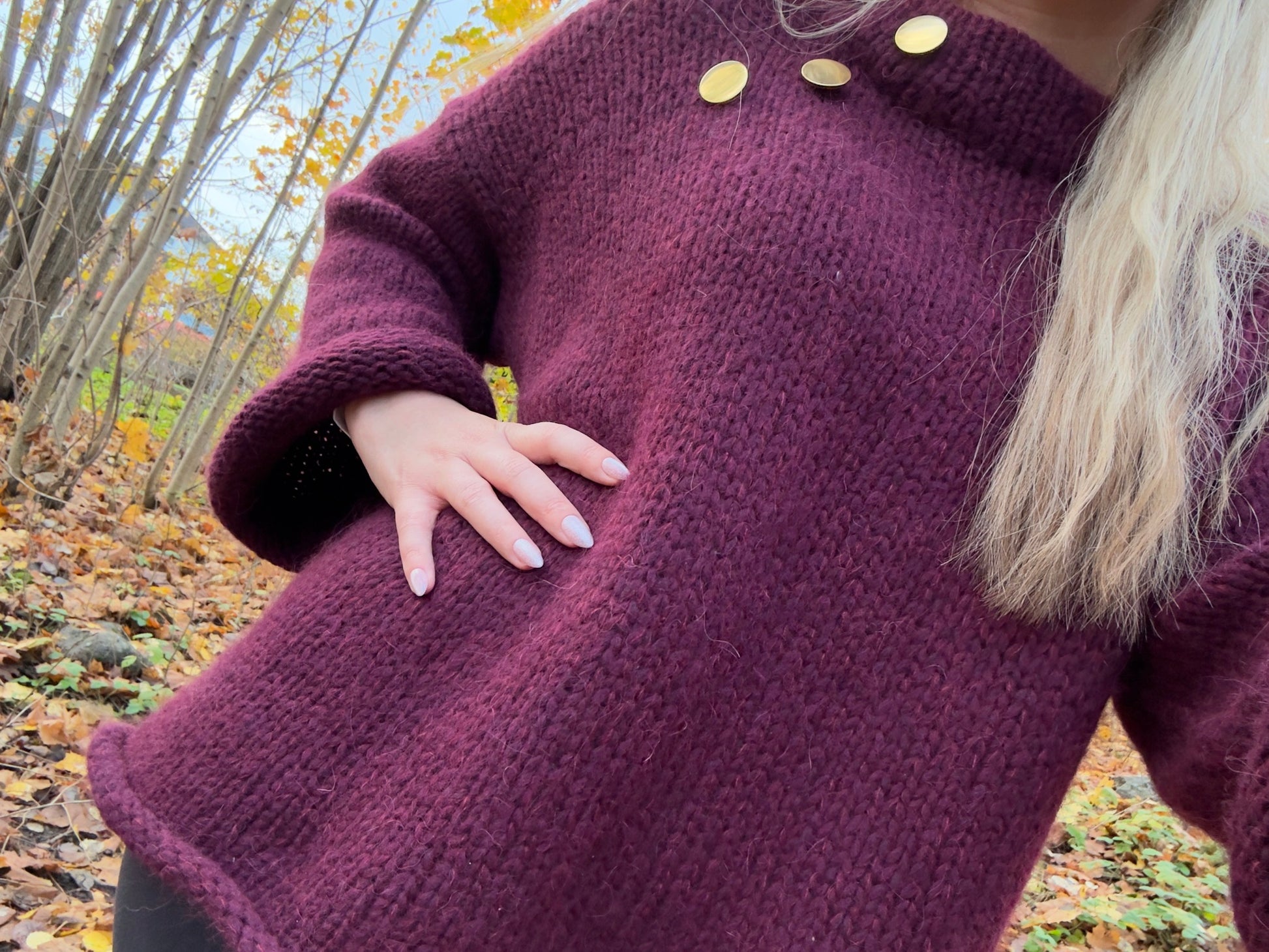 Basic B – Oversized enkel strikkegenser med gullknapper