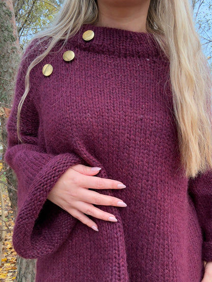Basic B – Oversized enkel strikkegenser med gullknapper