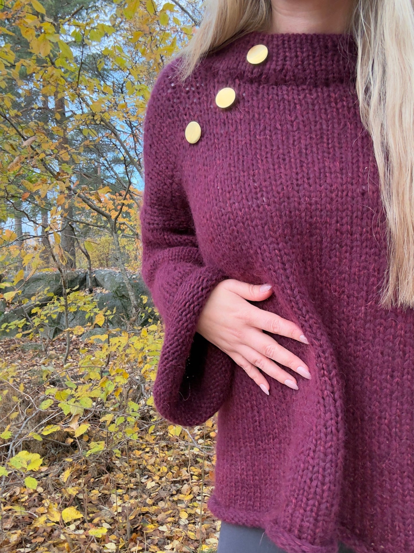Basic B – Oversized enkel strikkegenser med gullknapper