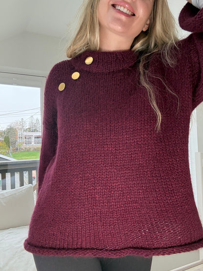 Basic B – Oversized enkel strikkegenser med gullknapper