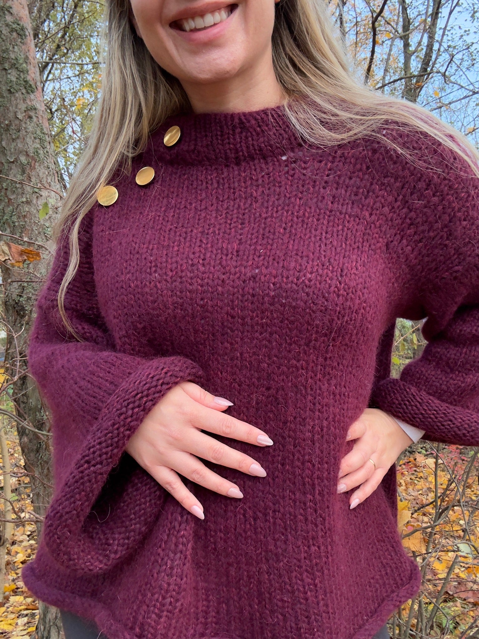 Basic B – Oversized enkel strikkegenser med gullknapper
