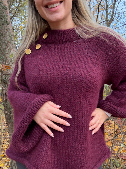Basic B – Oversized enkel strikkegenser med gullknapper