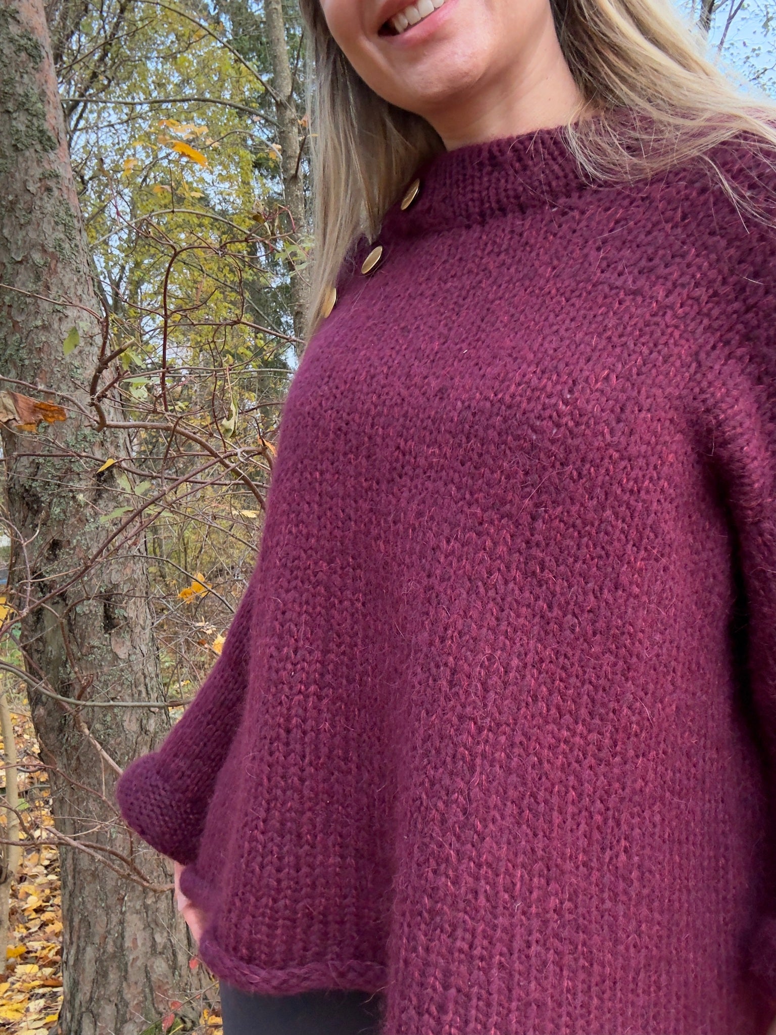 Basic B – Oversized enkel strikkegenser med gullknapper