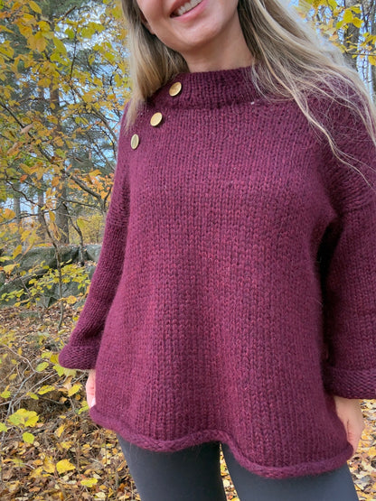 Basic B – Oversized enkel strikkegenser med gullknapper