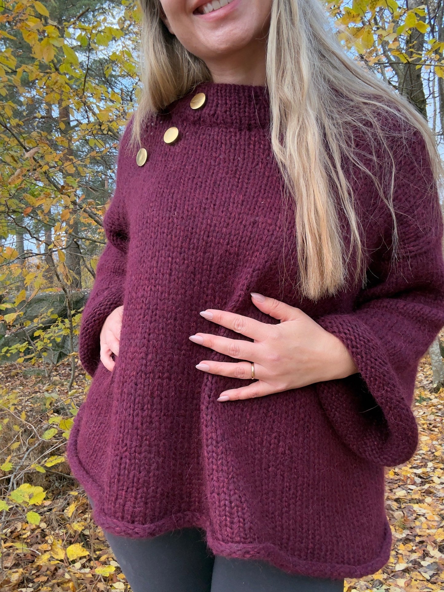 Basic B – Oversized enkel strikkegenser med gullknapper