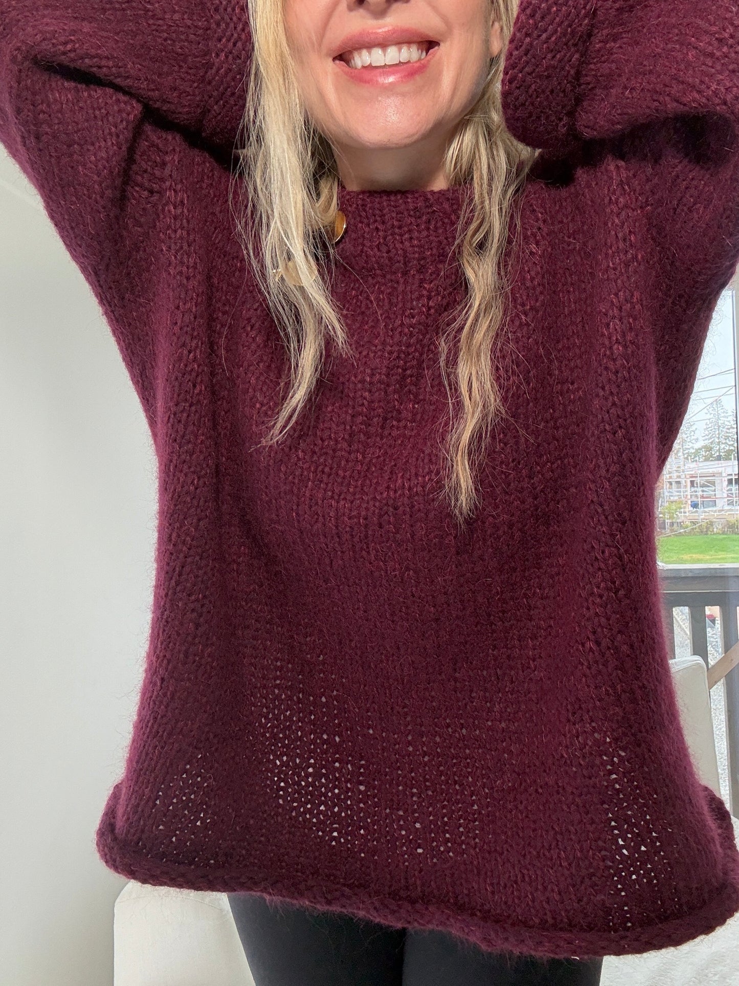 Basic B – Oversized enkel strikkegenser med gullknapper