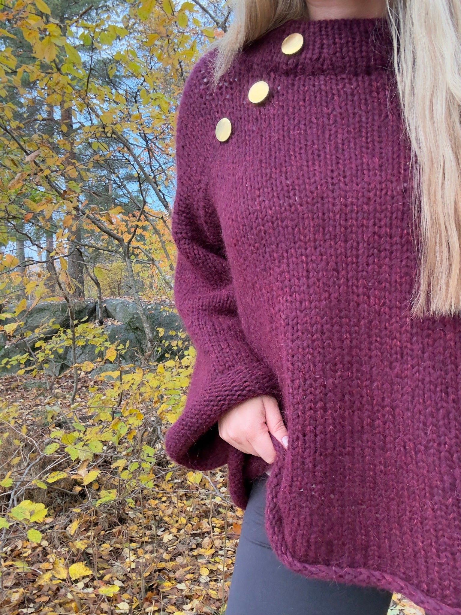 Basic B – Oversized enkel strikkegenser med gullknapper