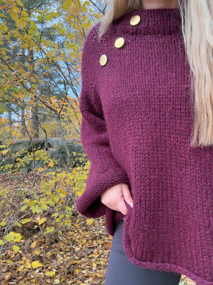 Basic B – Oversized enkel strikkegenser med gullknapper