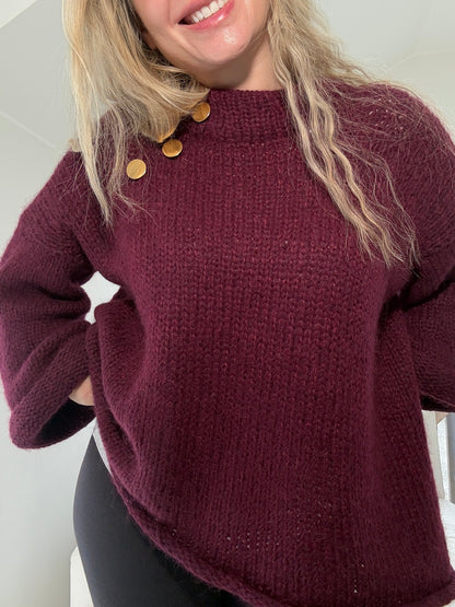 Basic B – Oversized enkel strikkegenser med gullknapper